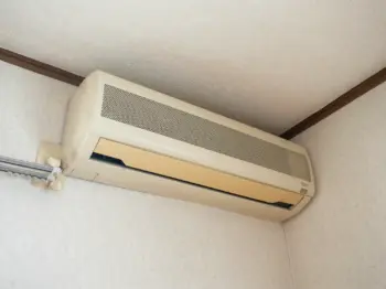 エアコン寿命20年は本当？【電気代・危険性】で判断する修理と買い替えの境界線