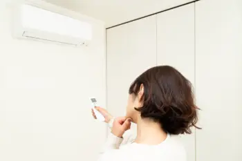 エアコンからぬるい風しか出ない？リモコンのリセットでは直りません！本当の原因と対処法を徹底解説！