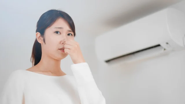 エアコンの暖房をつけたときだけ臭う理由は？冷房との仕組みの違い