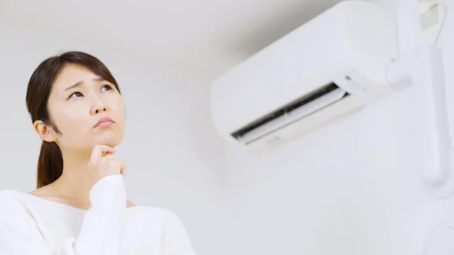 暖房の臭いが取れないならクリーニングと買い替えのどちらが得？